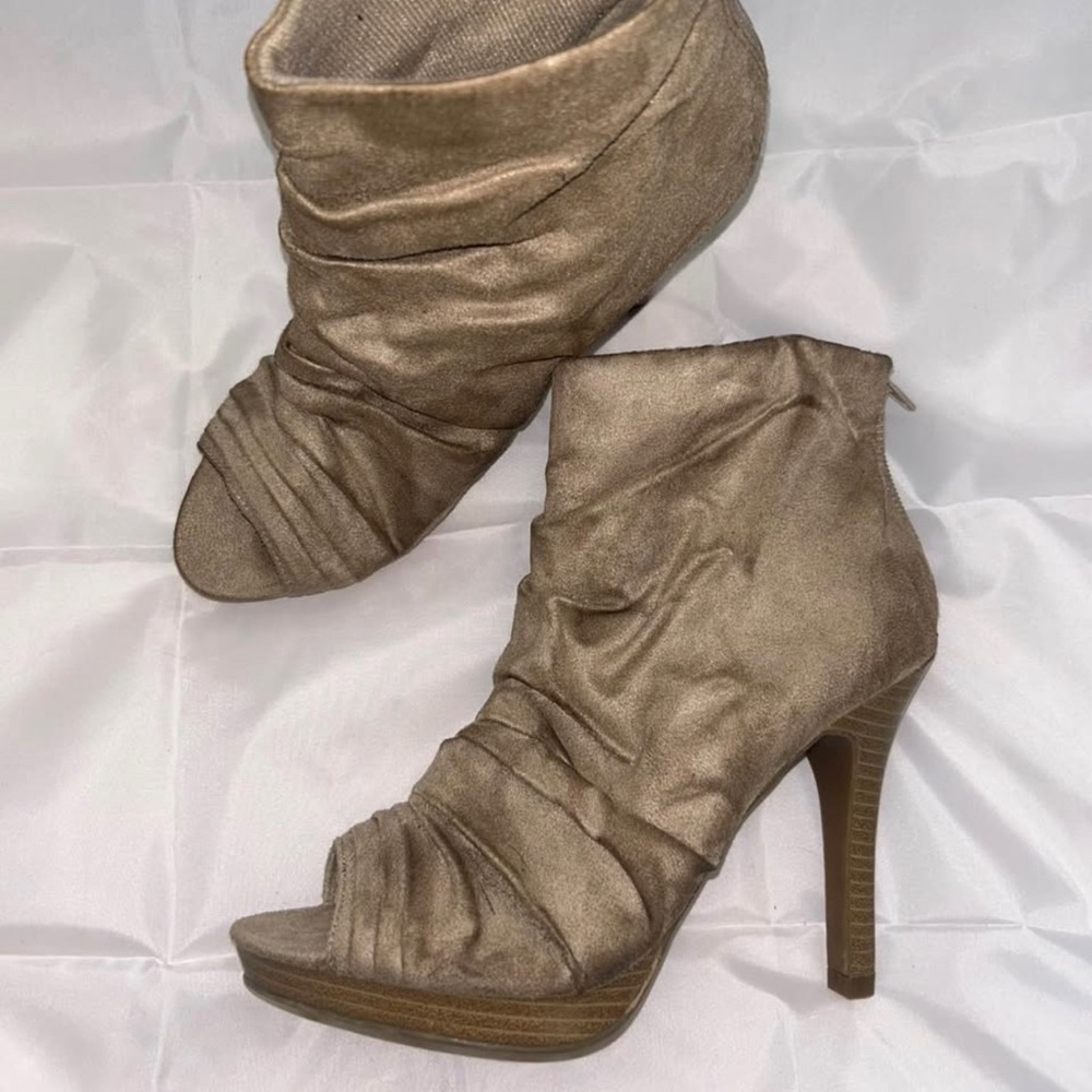 Open toe heeled booties. Tan size 7.